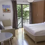 Отель Kleiner